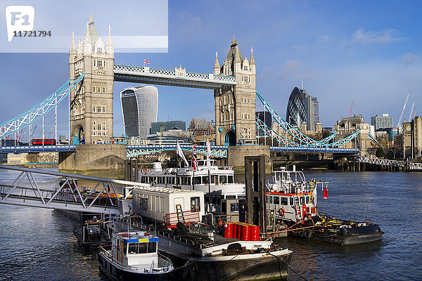 Tower Bridge und Boote auf der Themse; London  England'.