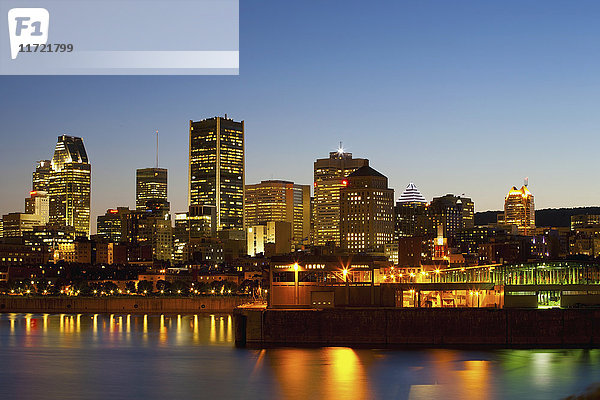 Montreal Skyline in der Abenddämmerung; Montreal  Quebec  Kanada'.