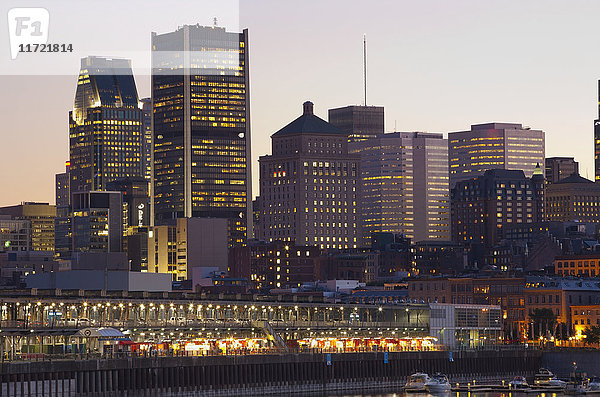 Montreal Skyline in der Abenddämmerung; Montreal  Quebec  Kanada'.