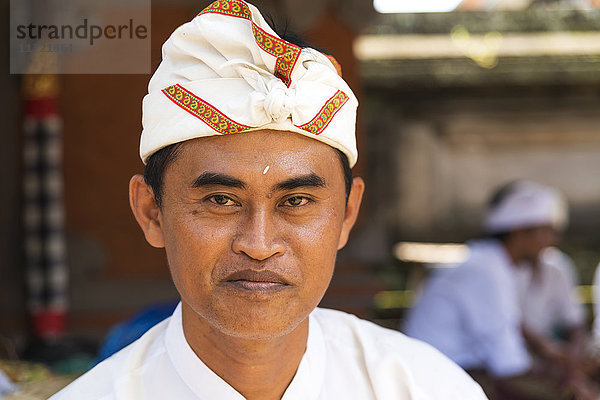 Porträt eines Mannes in einem Hindu-Tempel; Insel Bali  Indonesien'.