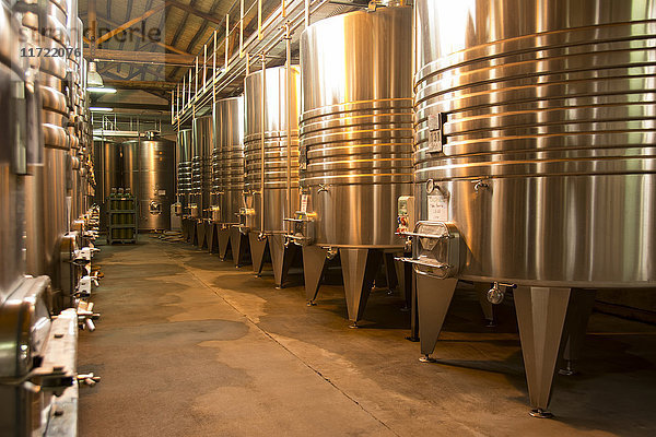 Edelstahltanks in einer Weinkellerei; Mendoza  Provinz Mendoza  Argentinien'.