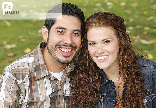 Porträt eines jungen Ehepaars; Oregon  Vereinigte Staaten von Amerika'.