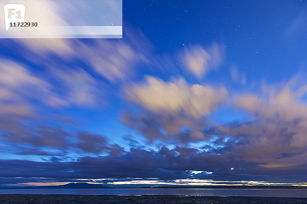 Landschaft mit sonnenbeschienenen Wolken über dem Wattenmeer am Cook Inlet  Anchorage  Süd-Zentral-Alaska  USA