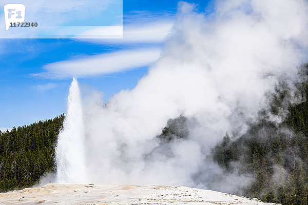 Old Faithful Geysir  Yellowstone National Park; Wyoming  Vereinigte Staaten von Amerika'.