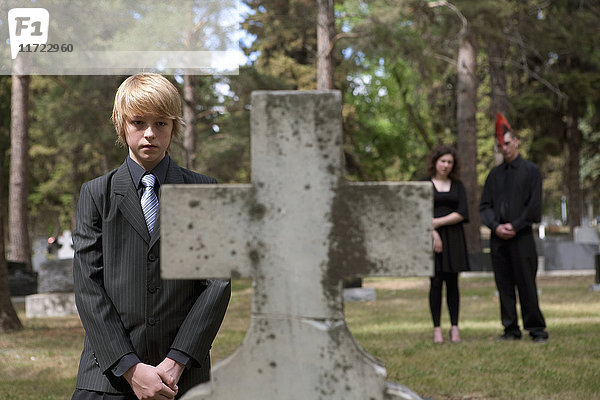 Ein Teenager besucht einen Grabstein auf einem Friedhof; Edmonton  Alberta  Kanada .