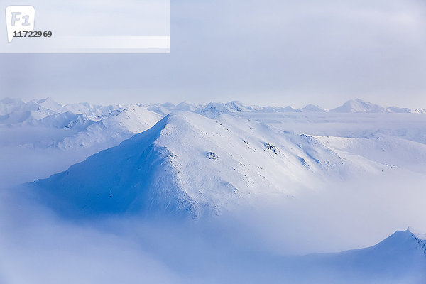 Luftaufnahme von tiefliegenden Wolken zwischen den Gipfeln der Brooks Range  Arktisches Alaska  USA