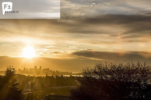 Ein hoher Aussichtspunkt auf die Stadt Vancouver bei Sonnenuntergang  der die Silhouette des Stadtzentrums von Ost-Vancouver aus zeigt; Vancouver  British Columbia  Kanada'.