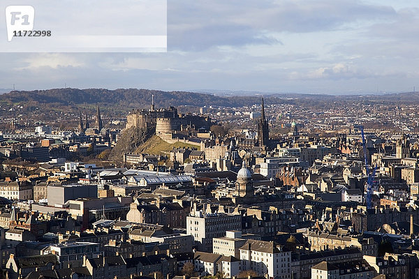Stadtbild von Edinburgh mit Blick auf ein Schloss; Edinburgh  Schottland'.