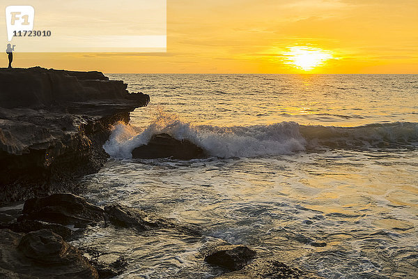 Goldener Sonnenuntergang über dem Meer mit Blick auf die Küstenlinie; Insel Bali  Indonesien