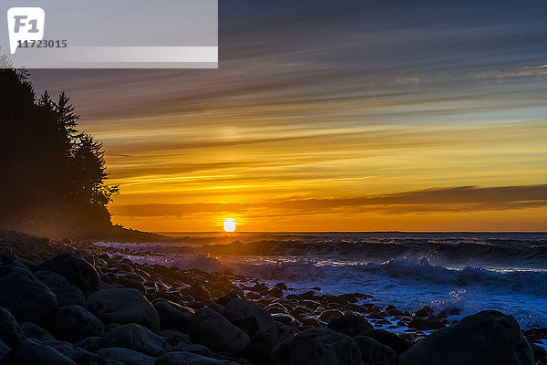Die Sonne geht über dem Meer an der Küste von Oregon unter; Seaside  Oregon  Vereinigte Staaten von Amerika'.
