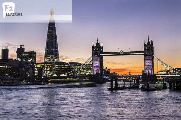 Tower Bridge und The Shard in der Abenddämmerung; London  England'.