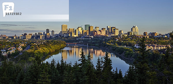 Skyline der Innenstadt von Edmonton  die sich im North Saskatchewan River unter blauem Himmel spiegelt; Edmonton  Alberta  Kanada'.