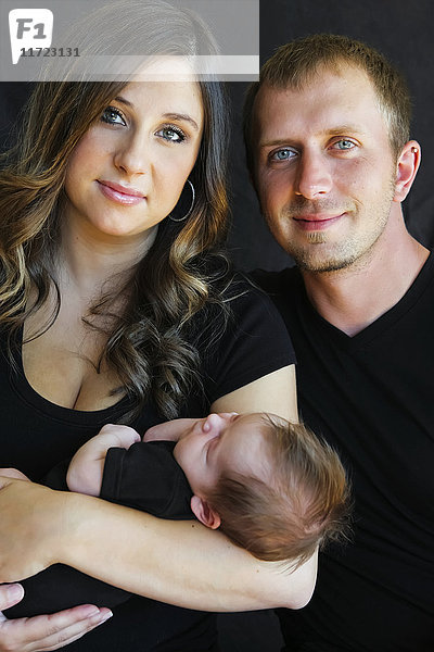 Porträt eines Ehepaars mit ihrem kleinen Sohn; Oregon  Vereinigte Staaten von Amerika'.