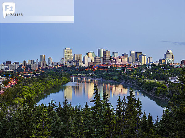 Skyline der Innenstadt von Edmonton und des North Saskatchewan River unter blauem Himmel; Edmonton  Alberta  Kanada'.