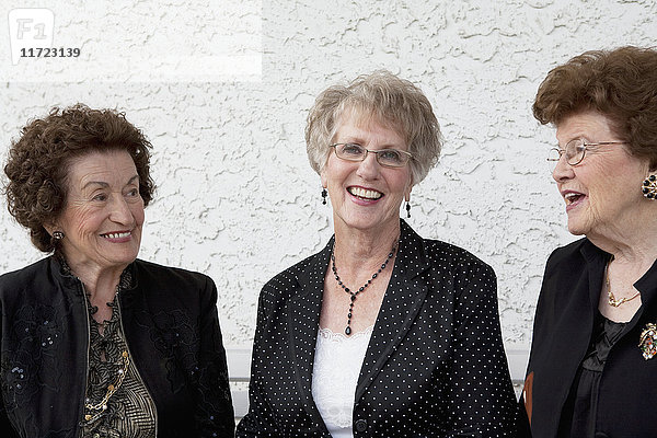 Drei Frauen  die miteinander sprechen; Edmonton  Alberta  Kanada .