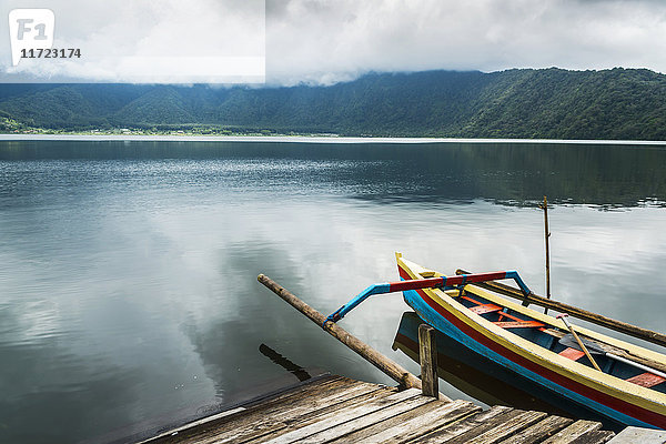 Ein Boot im Danau Buyan See; Insel Bali  Indonesien'.