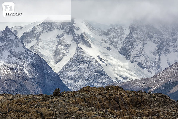 Schneebedeckte Berge im Nationalpark Torre del Paine im chilenischen Patagonien; Torres del Paine  Magallanes  Chile'.