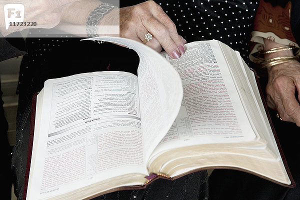 Eine Frau blättert in einer Bibel; Edmonton  Alberta  Kanada .