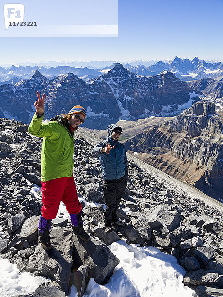 Ein junger Mann und eine junge Frau posieren beim Klettern in den Rocky Mountains; Banff  Alberta  Kanada'.