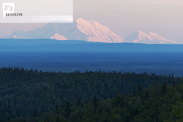 Mount McKinley vom George Parks Highway bei Sonnenuntergang aus gesehen; Alaska  Vereinigte Staaten von Amerika'.