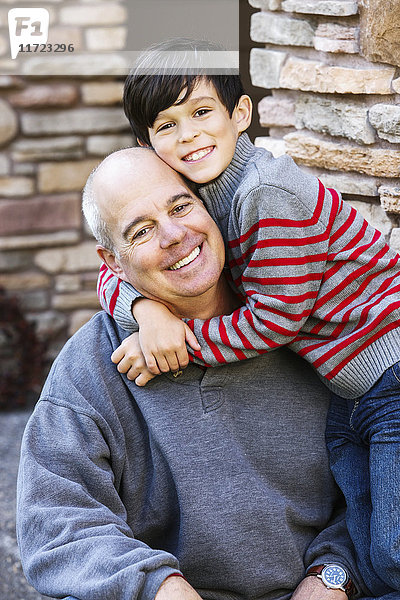 Porträt eines Vaters mit seinem Sohn; Oregon  Vereinigte Staaten von Amerika'.