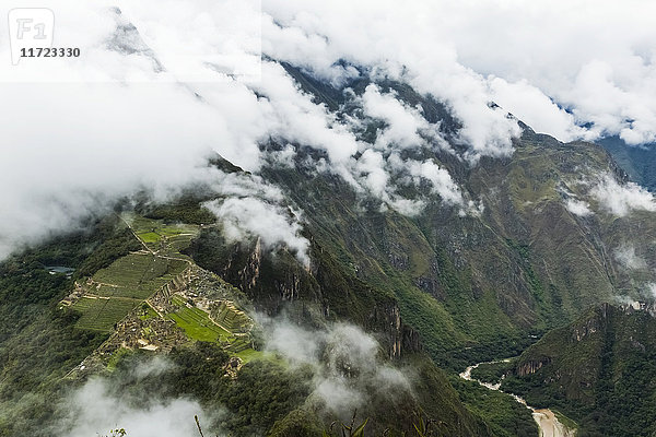 Luftaufnahme der Zitadelle von Machu Picchu mit dem Fluss Urubamba; Region Cusco  Peru'.