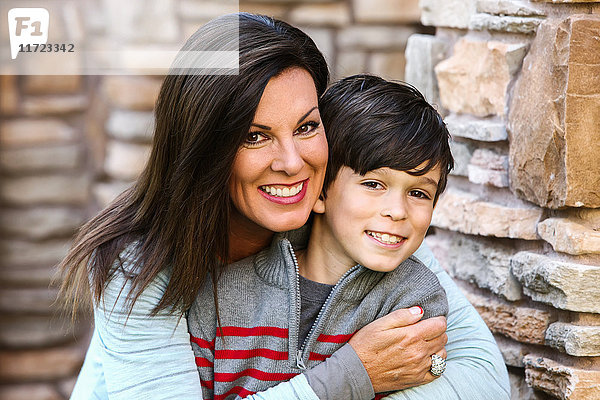Porträt einer Mutter mit ihrem Sohn; Oregon  Vereinigte Staaten von Amerika'.