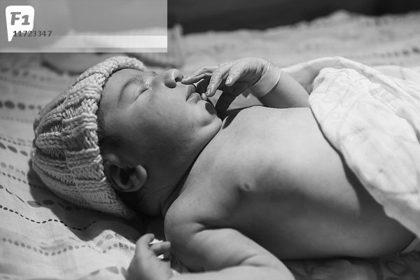 Ein schlafendes Neugeborenes mit einer Strickmütze; Oregon  Vereinigte Staaten von Amerika