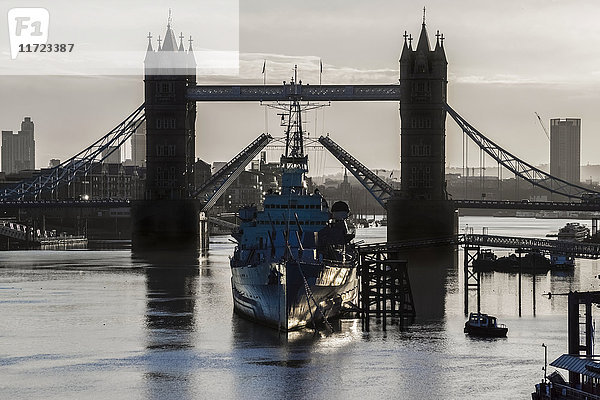 London Bridge und HMS Belfast in der Themse; London  England'.