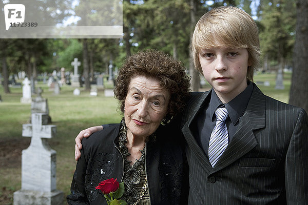 Eine Großmutter und ihr Enkel auf einem Friedhof; Edmonton  Alberta  Kanada .