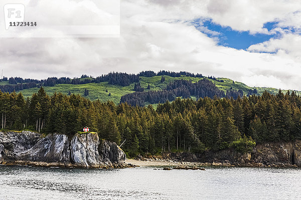 Eine Küstenmarkierung befindet sich auf der Spitze einer Klippe entlang der Küste in Seldovia  Süd-Zentral-Alaska  USA  Sommer