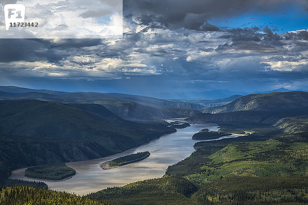 Der Yukon River fließt in dieser Ansicht vom Midnight Dome nordwärts; Dawson City  Yukon  Kanada'.