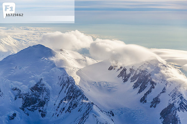 Luftaufnahme des Nord- und Südgipfels des Denali  Inneres Alaska  USA  Sommer