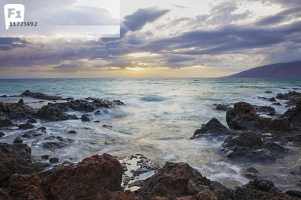 Sonnenuntergang in Kihei mit Lavagestein und sanften Meereswellen; Maui  Hawaii  Vereinigte Staaten von Amerika'.