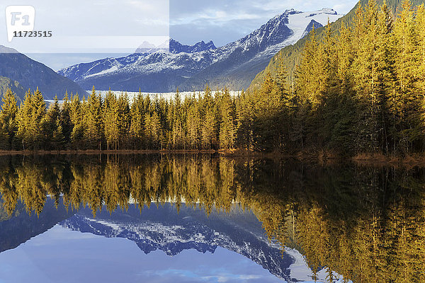 Moraine Lake bei Sonnenuntergang  Mendenhall Recreation Area  Tongass National Forest  nahe Juneau; Alaska  Vereinigte Staaten von Amerika'.