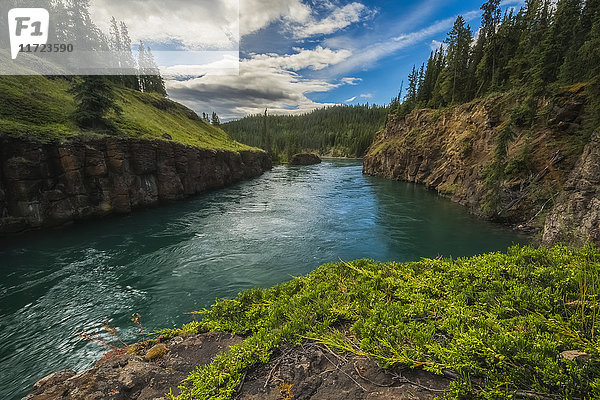 Wasser fließt durch den Miles Canyon; Whitehorse  Yukon  Kanada'.