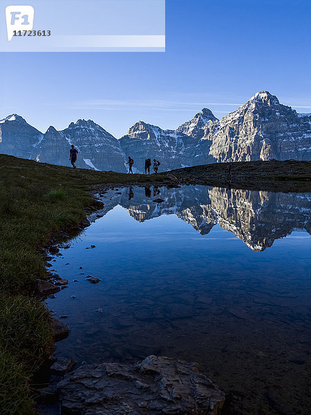 Eine Familie beim Klettern in den Rocky Mountains; Banff  Alberta  Kanada'.