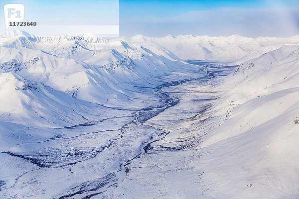 Luftaufnahme eines schneebedeckten Tals und der Brooks Range  Arctic Alaska  USA