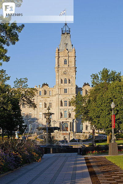 Quebec Parlamentsgebäude und Tourny-Brunnen; Quebec  Quebec City  Kanada'.