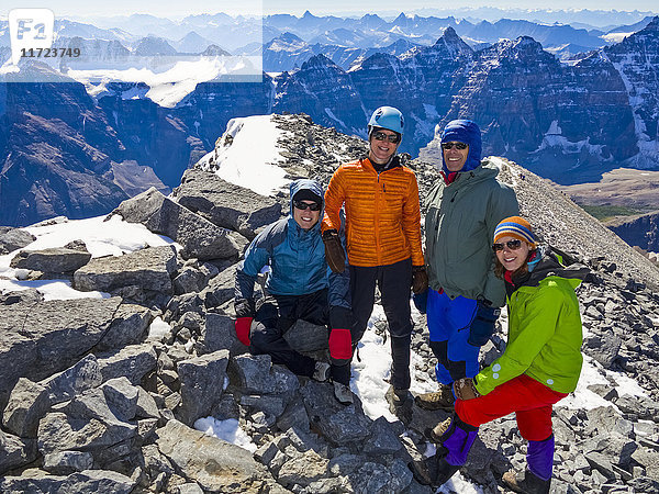 Eine Familie posiert beim Wandern in den Rocky Mountains; Banff  Alberta  Kanada'.