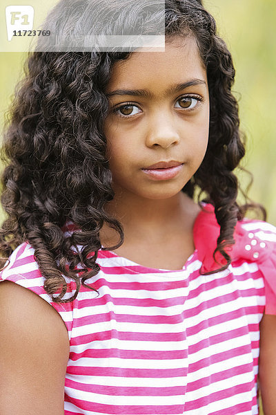 Porträt eines jungen Mädchens mit dunklem  lockigem Haar und großen braunen Augen; Vancouver  Washington  Vereinigte Staaten von Amerika'.