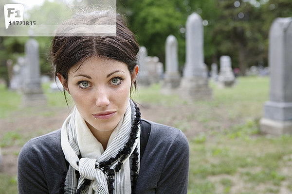 Eine junge Frau auf einem Friedhof; Edmonton  Alberta  Kanada .