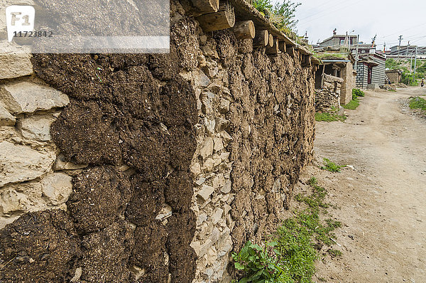Tibetische Hauswand  die Einheimischen kleben Kuhkot zum Trocknen auf und verwenden ihn als Brennmaterial zum Erhitzen von Wasser oder Essen; Litang  Sichuan  China'.