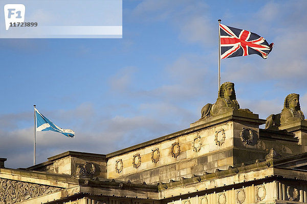 Unionsflagge und Flagge von Schottland auf einem Gebäude; Edinburgh  Schottland