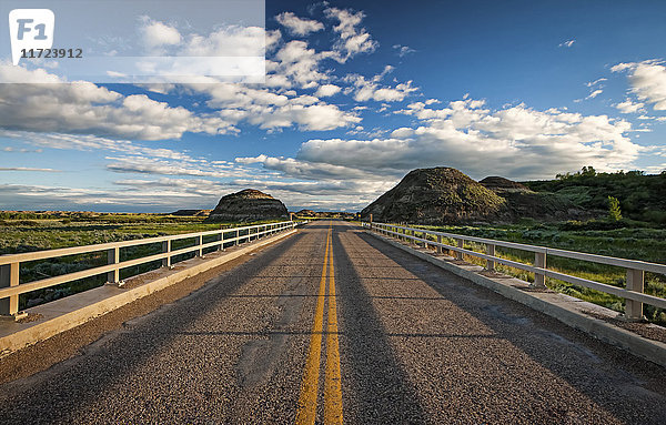 Doppelte durchgezogene gelbe Linie entlang einer asphaltierten Straße; Herschel  Saskatchewan  Kanada'.