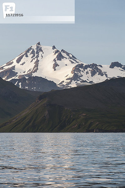 Frostiger Vulkan in der Nähe von Cold Bay auf der Alaska-Halbinsel; Südwest-Alaska  Vereinigte Staaten von Amerika'.