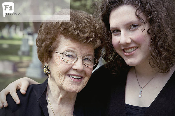 Eine Großmutter und ihre Enkelin; Edmonton  Alberta  Kanada .