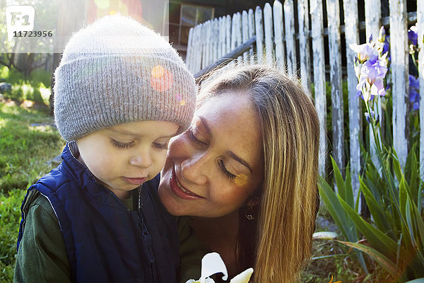 Ein kleiner Junge mit seiner Mutter im Blumengarten; Columbia  Kalifornien  Vereinigte Staaten von Amerika'.