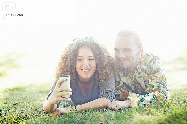 Glückliches Paar nimmt Selfie