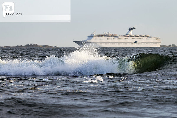 Welle auf dem Meer  Fähre im Hintergrund